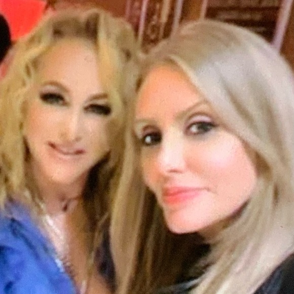 Bookmark my beautiful closet. Easy Breezy! - Picture 2 of 9